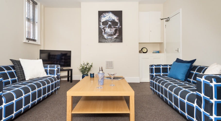Room Burchett Grove in Leeds