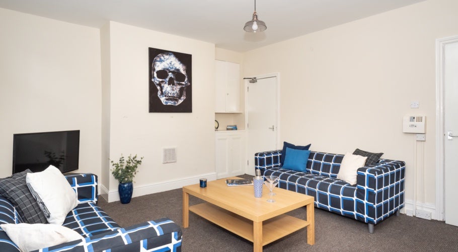 Room Burchett Grove in Leeds
