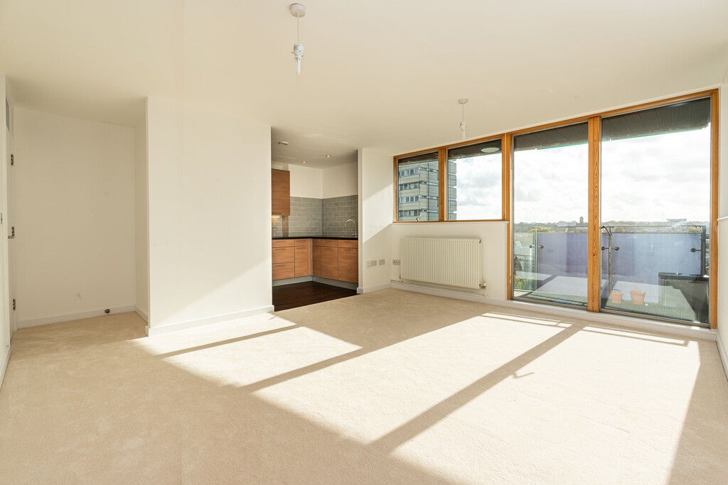 Flat Wyndham Road in Greater London