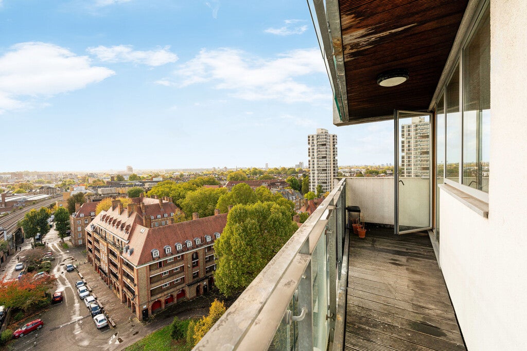 Flat Wyndham Road in Greater London