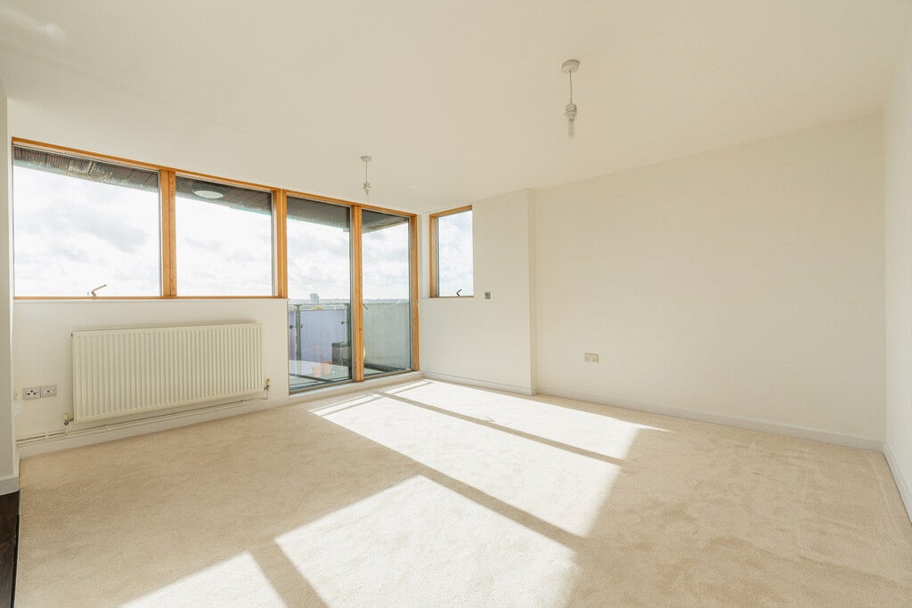 Flat Wyndham Road in Greater London