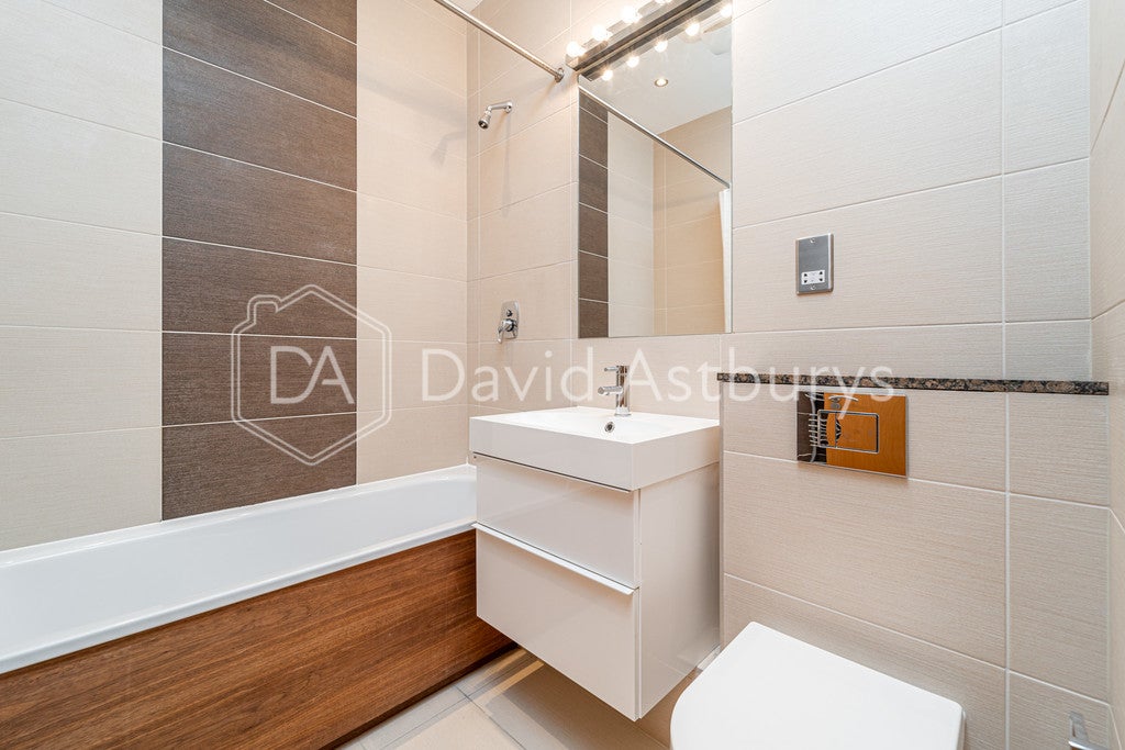 Flat Nathaniel Close in Greater London