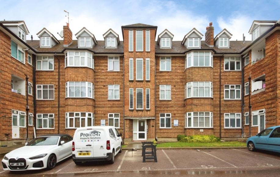 Flat Oakleigh Road North in London