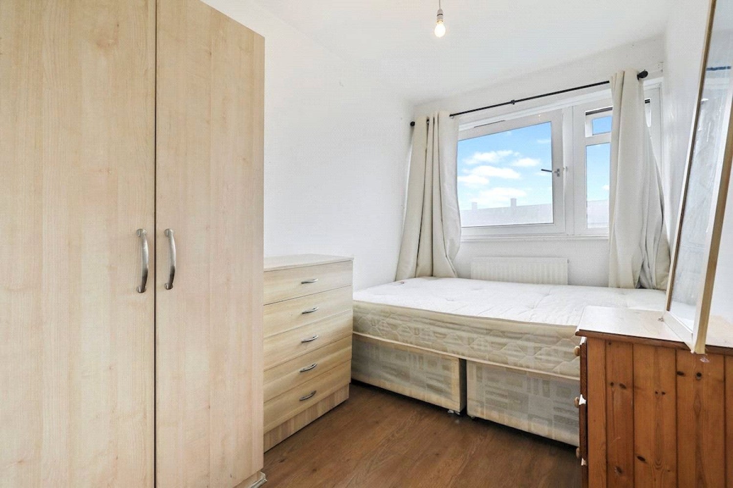 Flat Portelet Road in Greater London