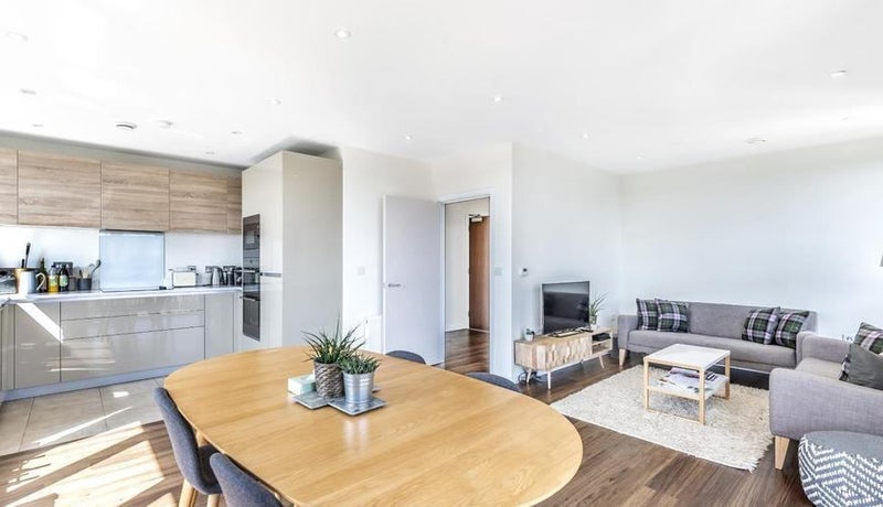 Room Stanley Road in Greater London