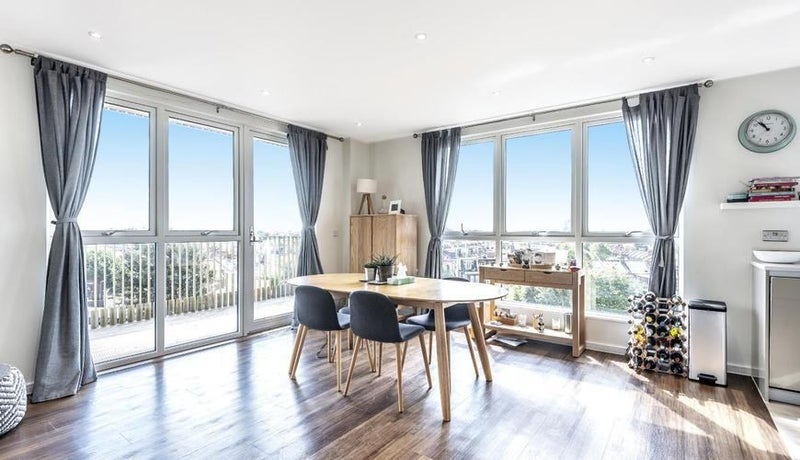 Room Stanley Road in Greater London
