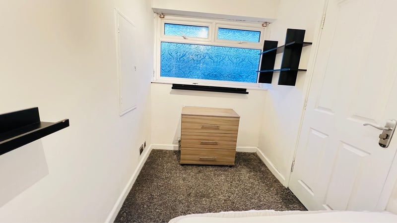 Room Reynolds Road in Crawley