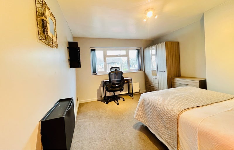 Room Reynolds Road in Crawley