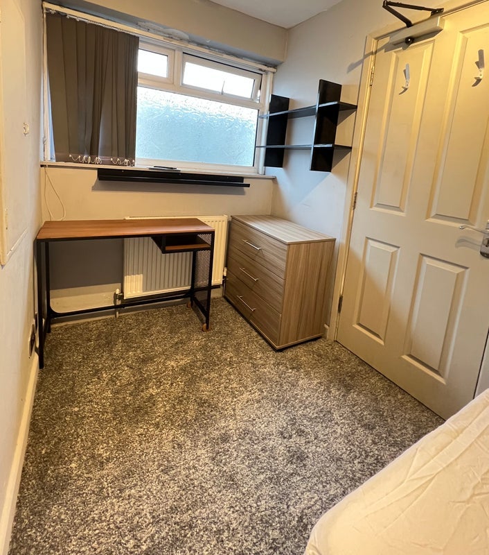 Room Reynolds Road in Crawley