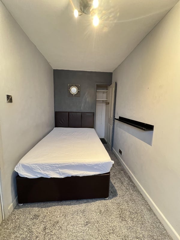 Room Reynolds Road in Crawley
