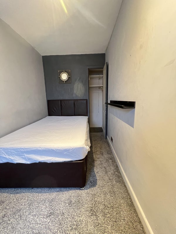 Room Reynolds Road in Crawley