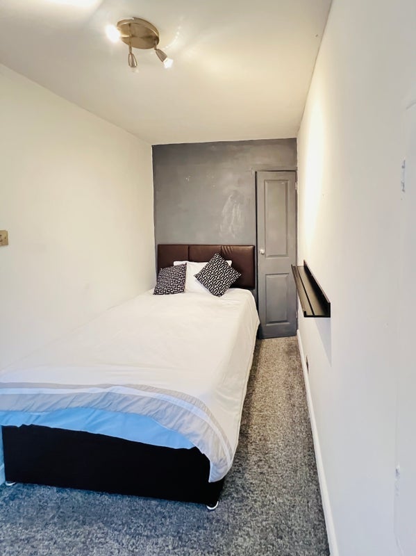Room Reynolds Road in Crawley