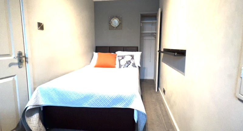 Room Reynolds Road in Crawley