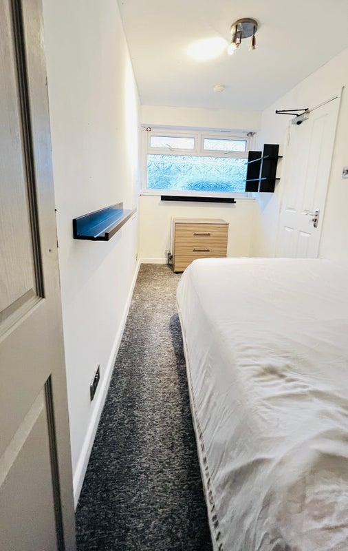 Room Reynolds Road in Crawley