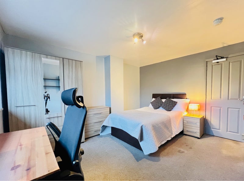 Room Reynolds Road in Crawley