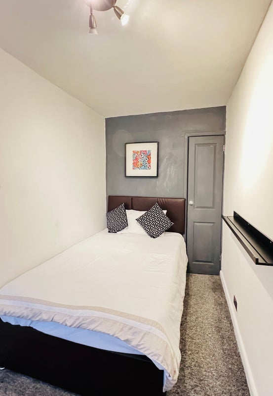 Room Reynolds Road in Crawley