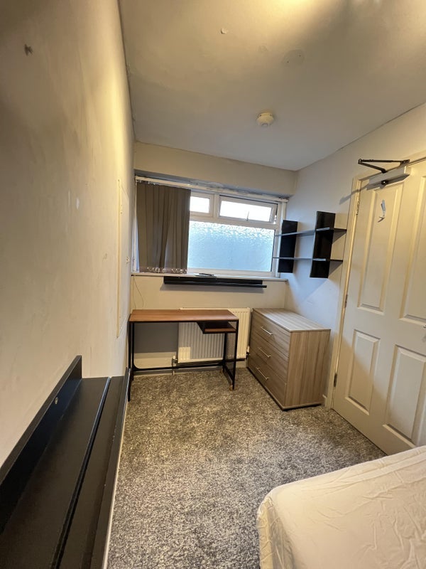 Room Reynolds Road in Crawley