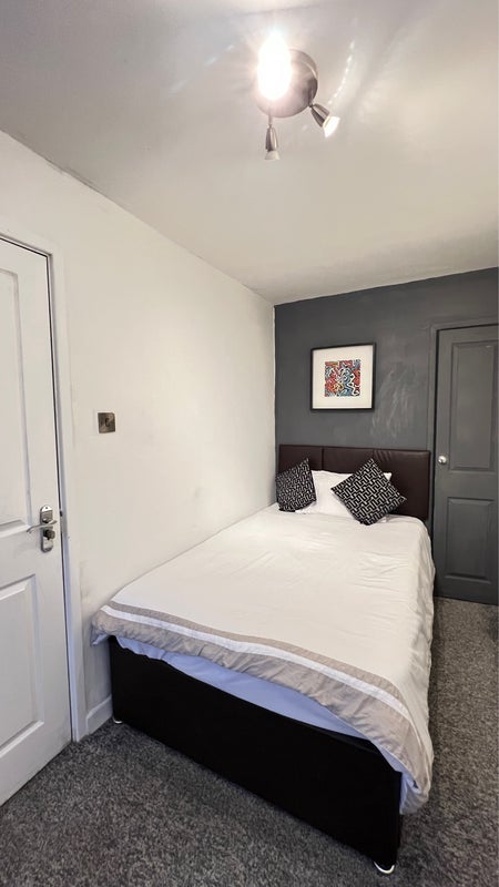 Room Reynolds Road in Crawley