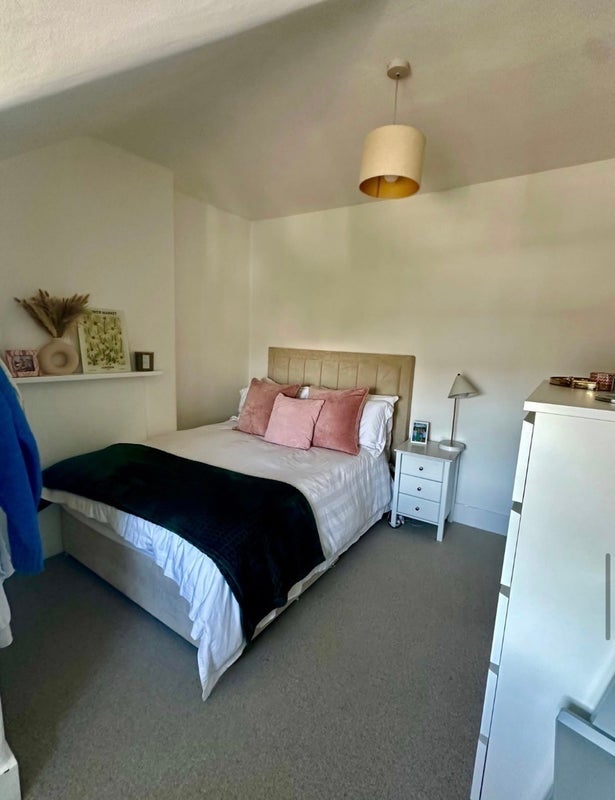 Room Dempster Road in Greater London