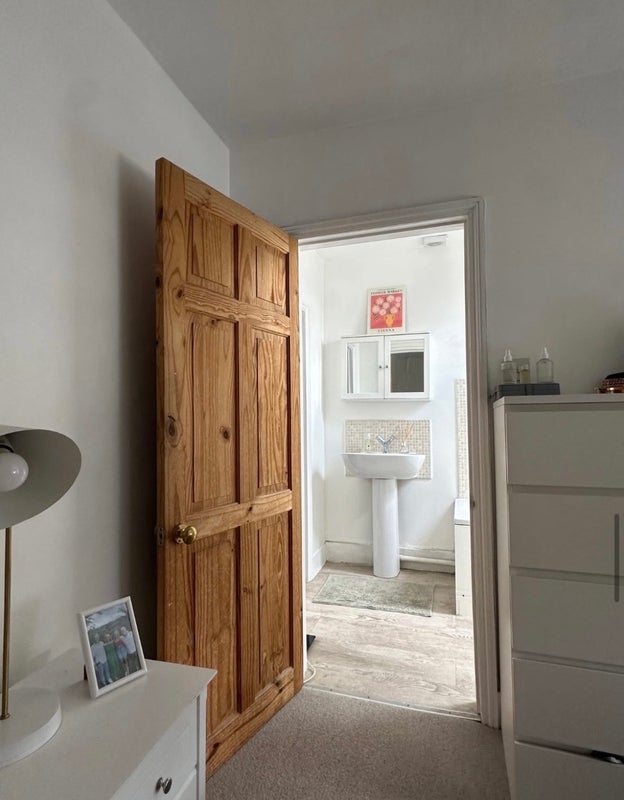 Room Dempster Road in Greater London
