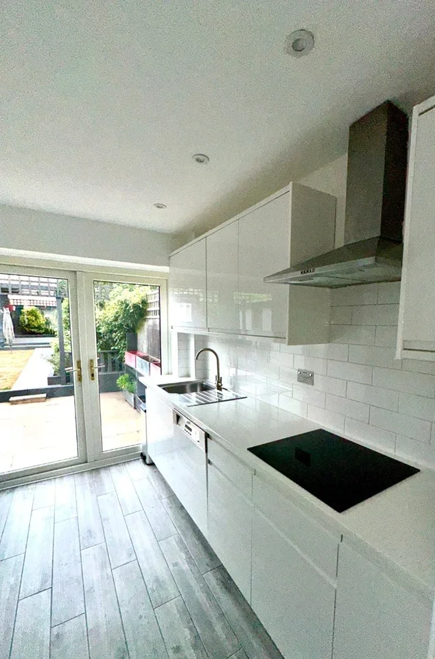 House Boundary Drive in Brentwood
