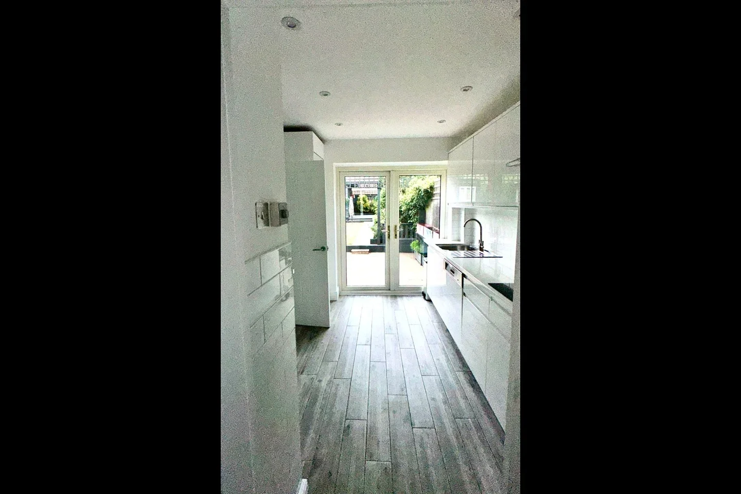 House Boundary Drive in Brentwood