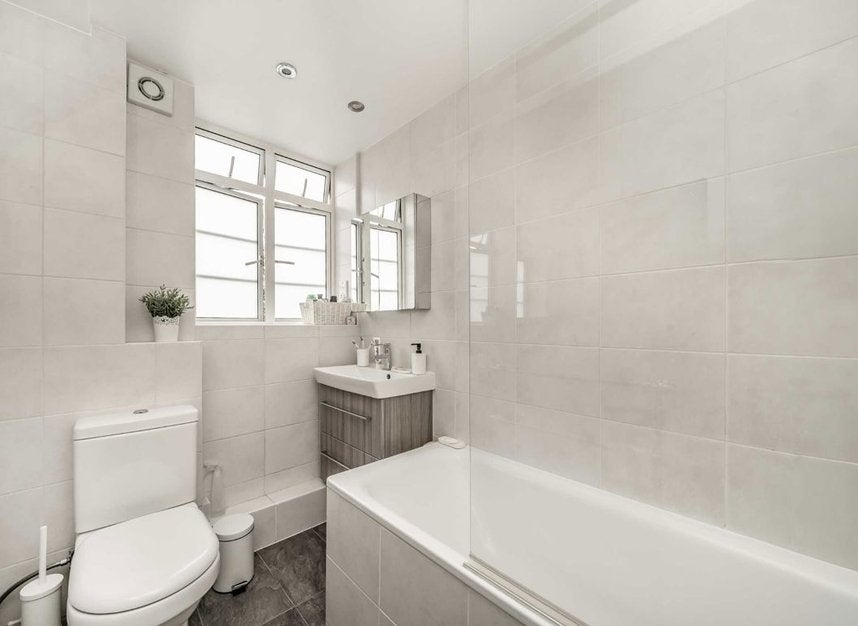 Flat Hammersmith Road in Greater London