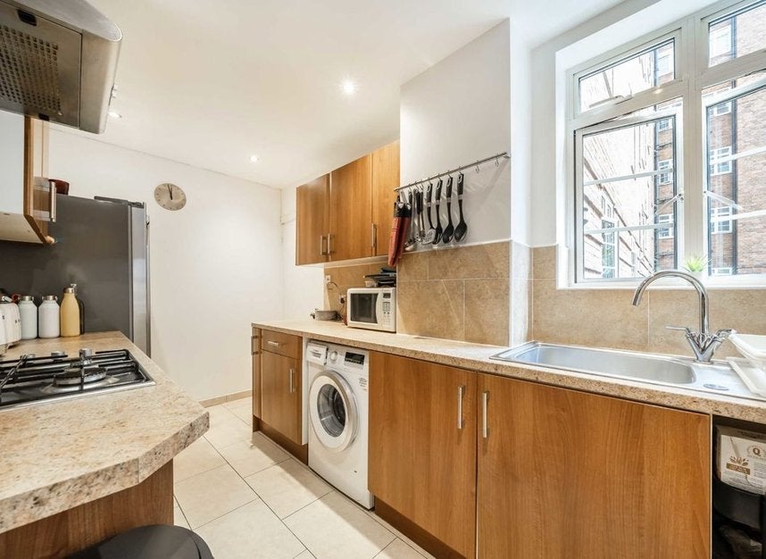 Flat Hammersmith Road in Greater London
