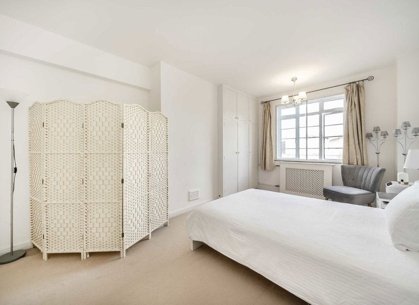 Flat Hammersmith Road in Greater London