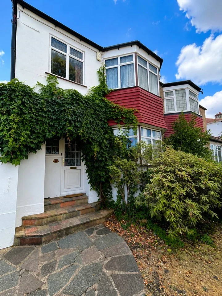 House Raleigh Avenue in Greater London