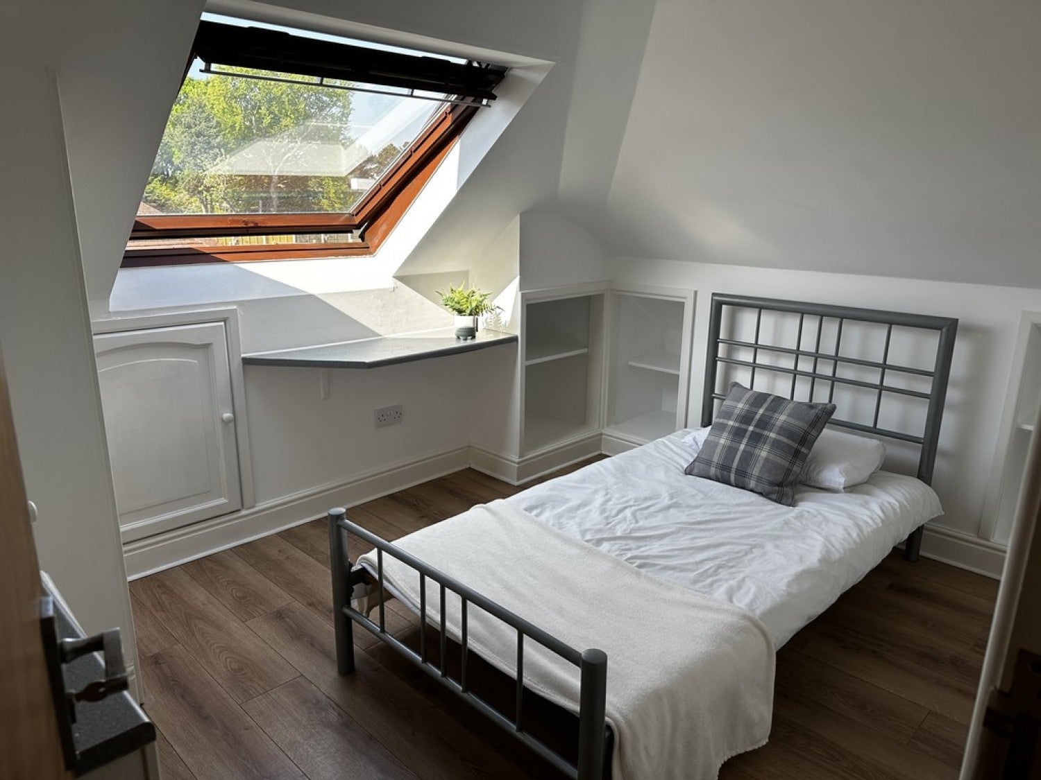 Room Ringwood Road in Poole