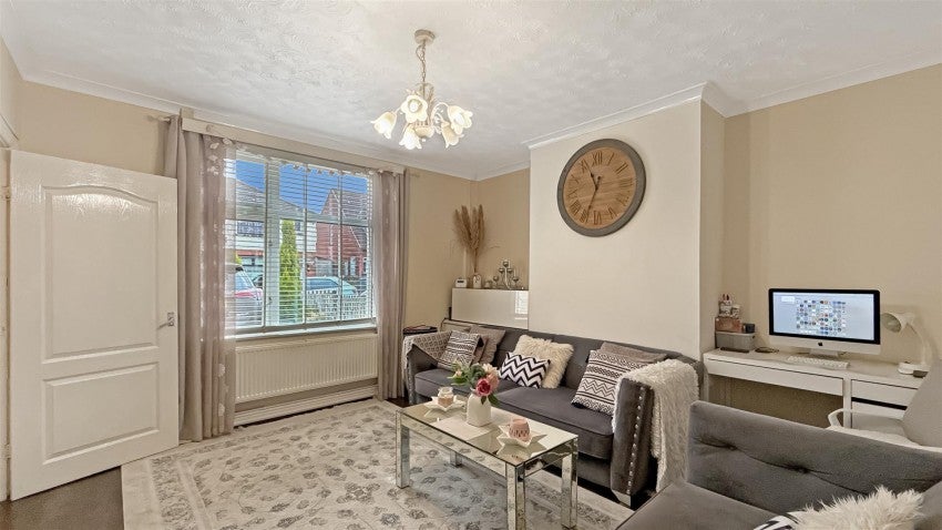 Flat Cobham Avenue in Farnworth