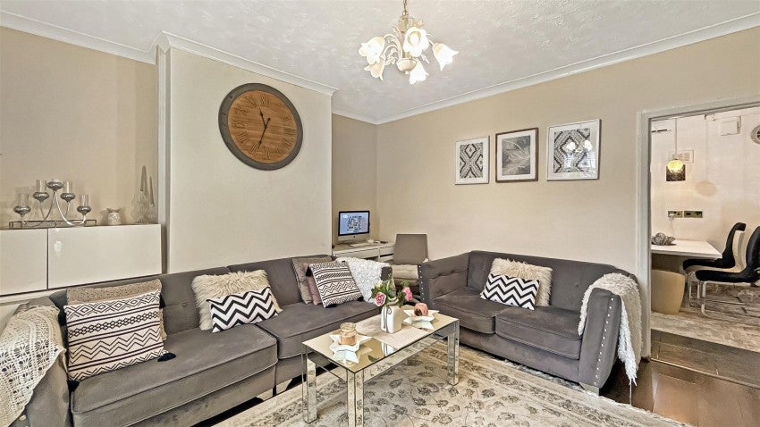 Flat Cobham Avenue in Farnworth