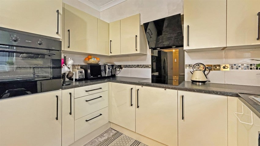 Flat Cobham Avenue in Farnworth
