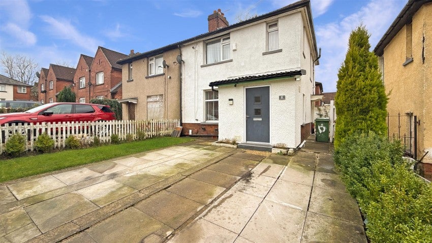 Flat Cobham Avenue in Farnworth