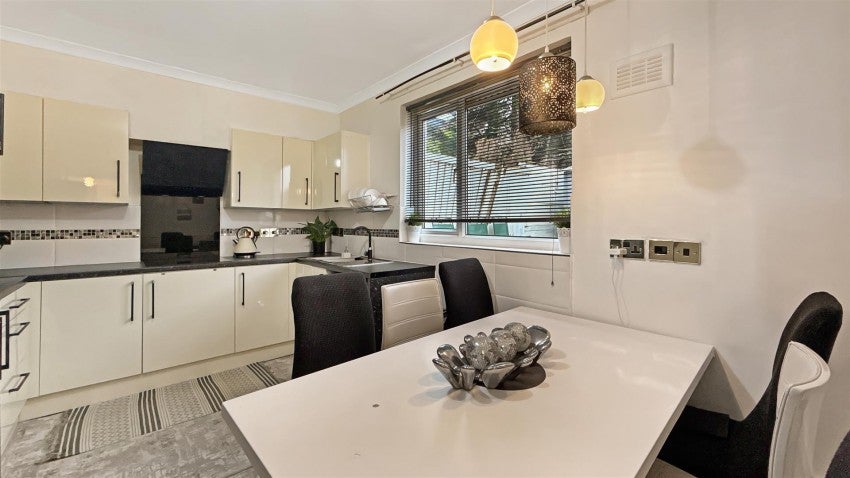 Flat Cobham Avenue in Farnworth