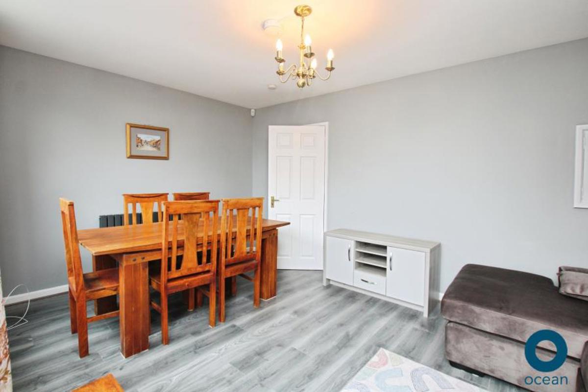 Flat Iddesleigh Road in Bristol