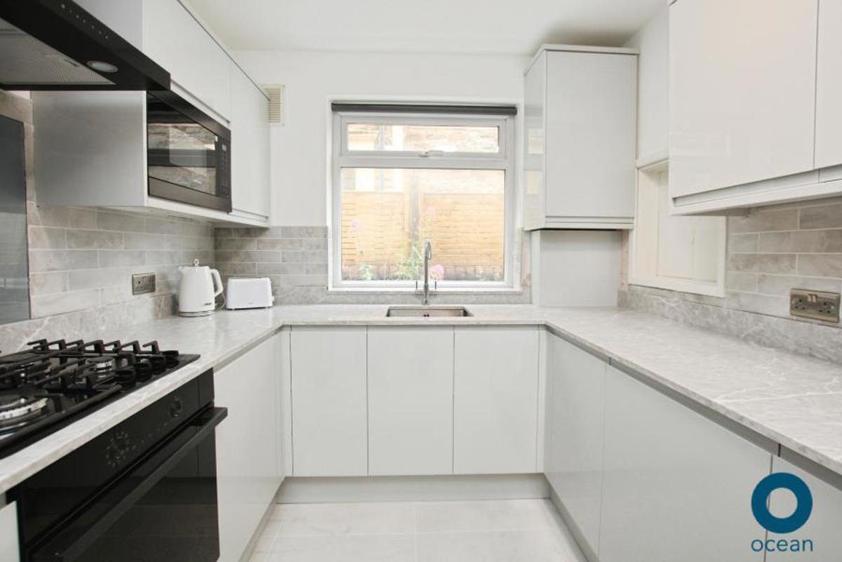 Flat Iddesleigh Road in Bristol