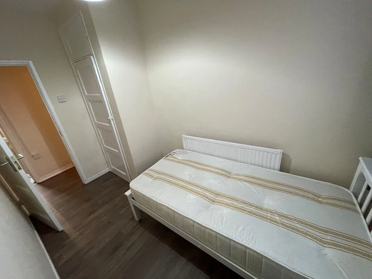 Room Canrobert Street in London