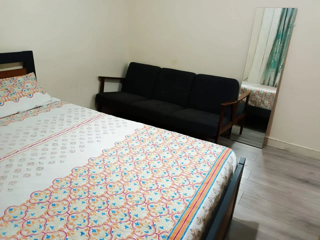 Room Oaklands Park Avenue in Greater London