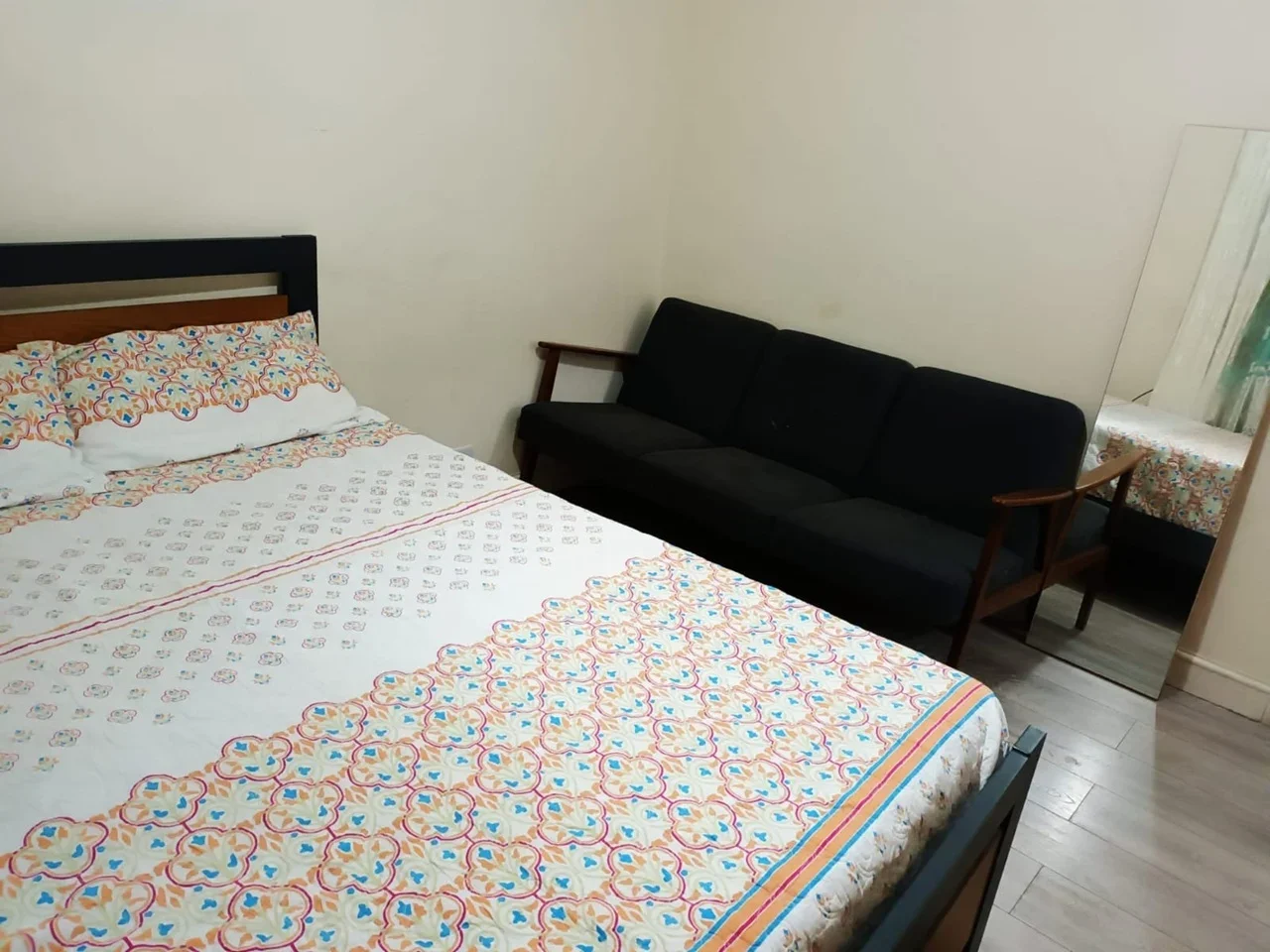 Room Oaklands Park Avenue in Greater London