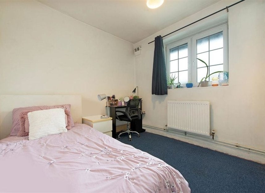 Flat Law Street in Greater London