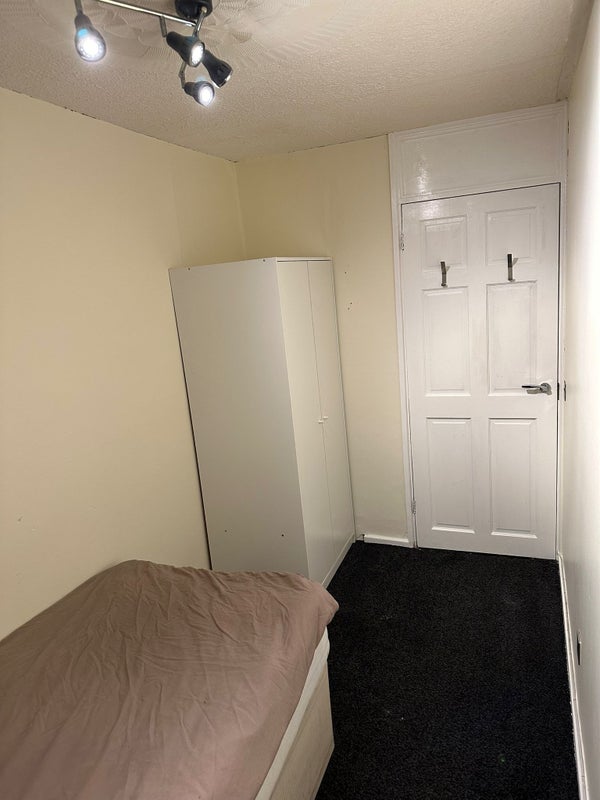Room Tranton Road in Greater London
