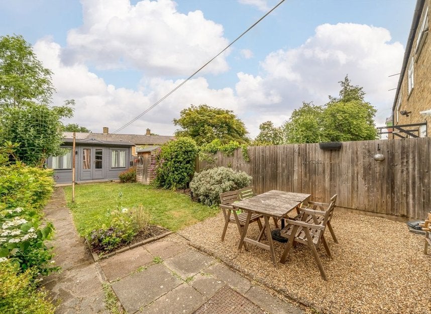 House Foxborough Gardens in Greater London