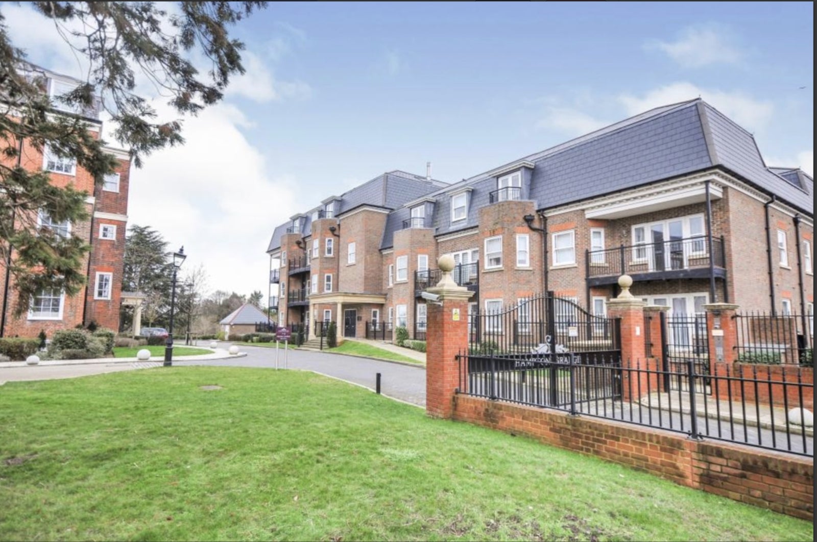 Flat Marian Gardens in Greater London