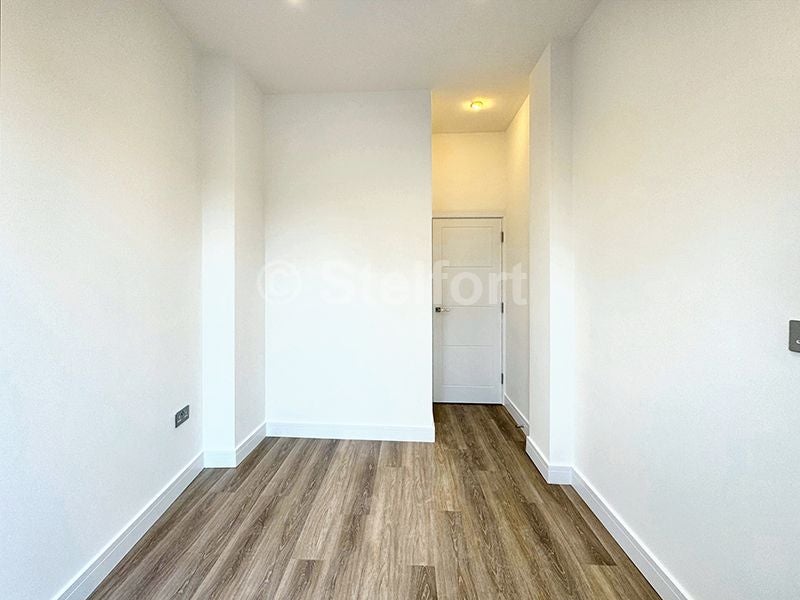 Flat Barking Road in Greater London