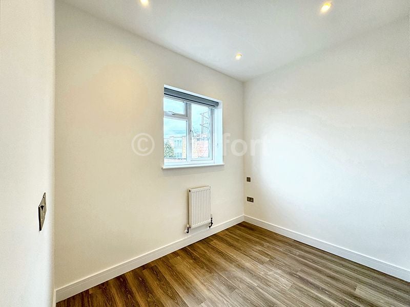 Flat Barking Road in Greater London