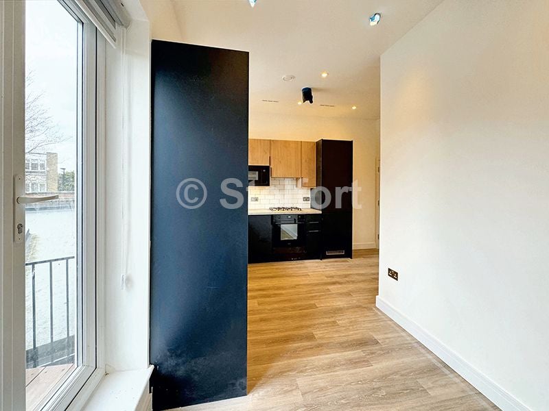 Flat Barking Road in Greater London