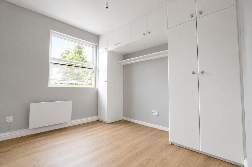 Room Gathorne Road in Greater London
