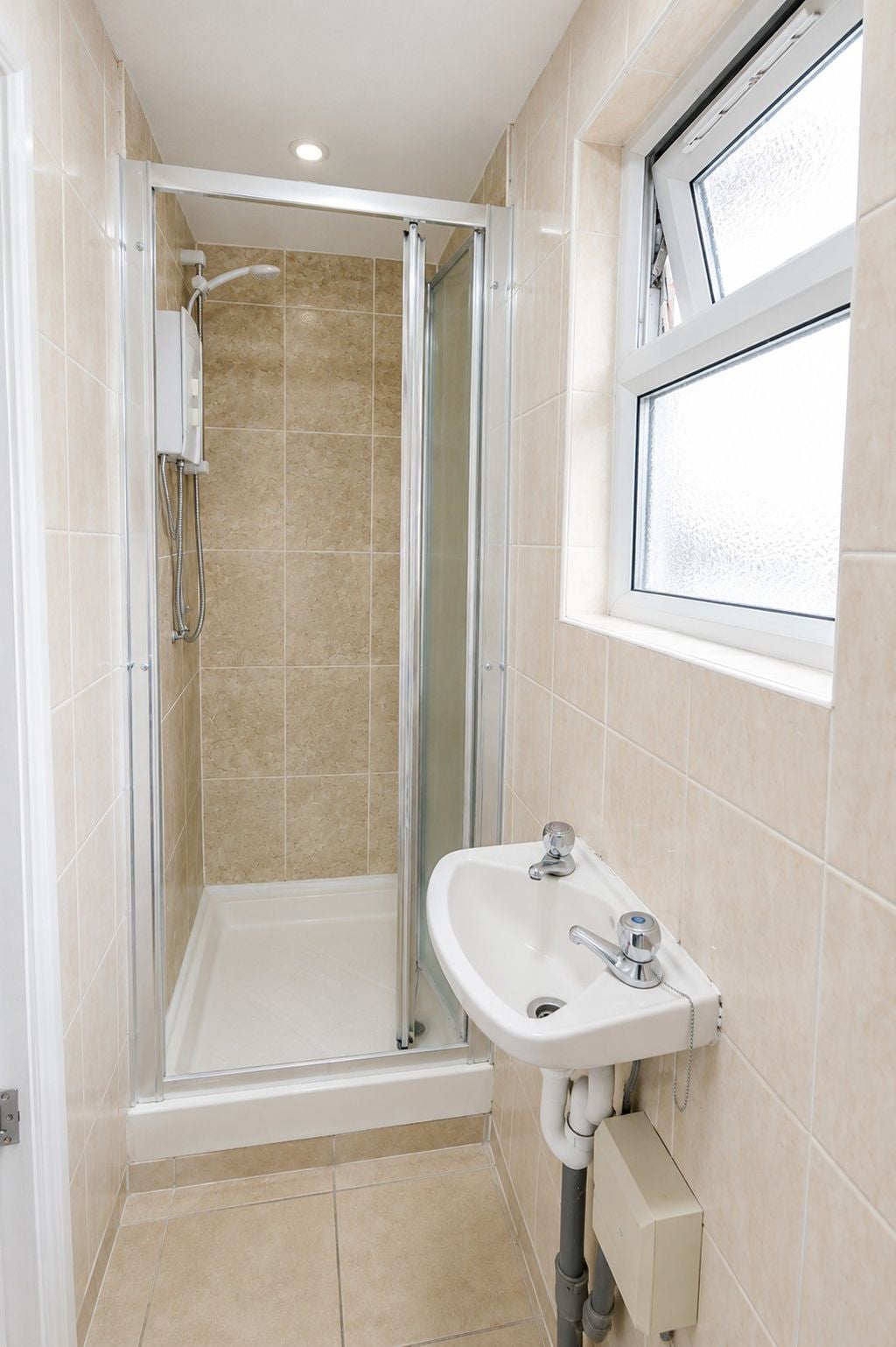 Room Gathorne Road in Greater London
